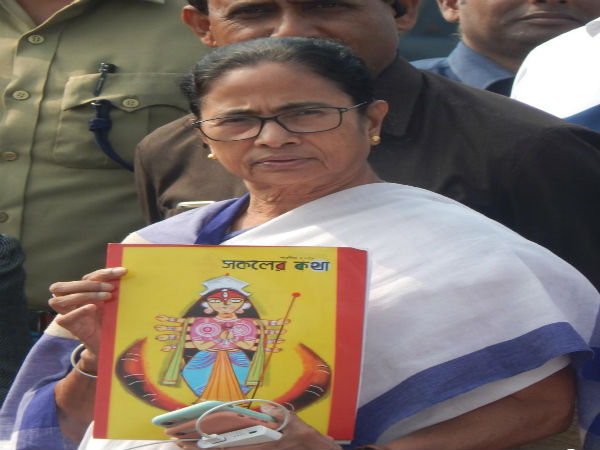 মুখ্যমন্ত্রীর হাতে শারদ সংখ্যা মুখ্যমন্ত্রীর হাতে শারদ সংখ্যা