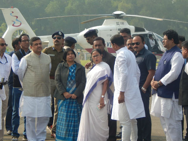 হেলিপ্যাডে দাঁড়িয়ে সাংবাদিক বৈঠক হেলিপ্যাডে দাঁড়িয়ে সাংবাদিক বৈঠক