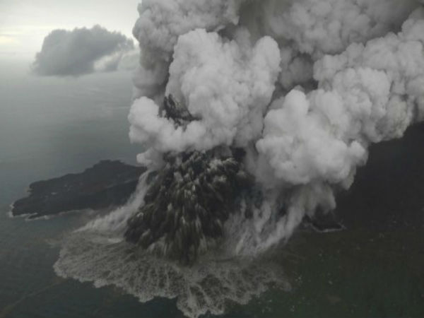 সুনামিতে এখনও নিখোঁজ বহু! আতঙ্কের প্রহর গুণছেন জাভার একাংশের বাসিন্দারা