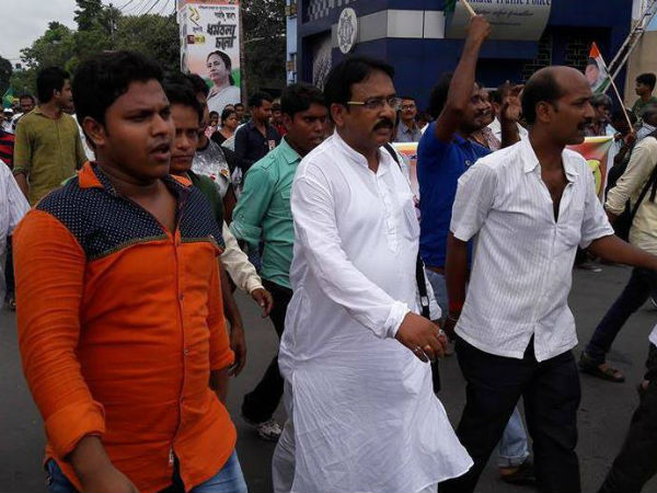 বিধায়কের গাড়ি চালাতে গিয়েই মরতে হল! আক্ষেপ মৃতের স্ত্রীর বিধায়কের গাড়ি চালাতে গিয়েই মরতে হল! আক্ষেপ মৃতের স্ত্রীর