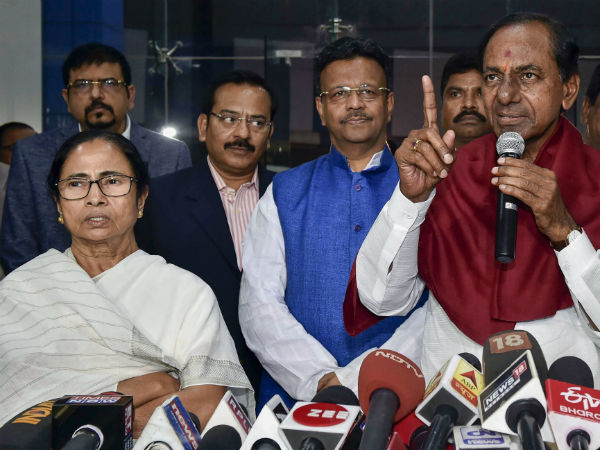 মমতার পিছু হটার নেপথ্যে মমতার পিছু হটার নেপথ্যে