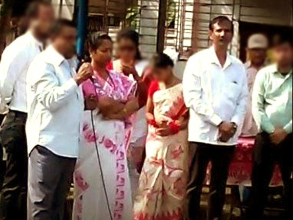 দুর্নীতি ও ছাত্র পেটানোর অভিযুক্ত শিক্ষককে পাশে নিয়েই ময়দানে স্কুল পরিদর্শক, ভাইরাল হল ছবি দুর্নীতি ও ছাত্র পেটানোর অভিযুক্ত শিক্ষককে পাশে নিয়েই ময়দানে স্কুল পরিদর্শক, ভাইরাল হল ছবি