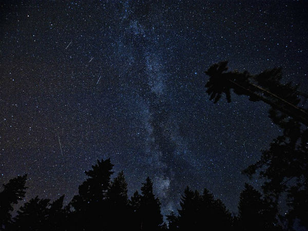 আলোকিত রাতের আকাশ 