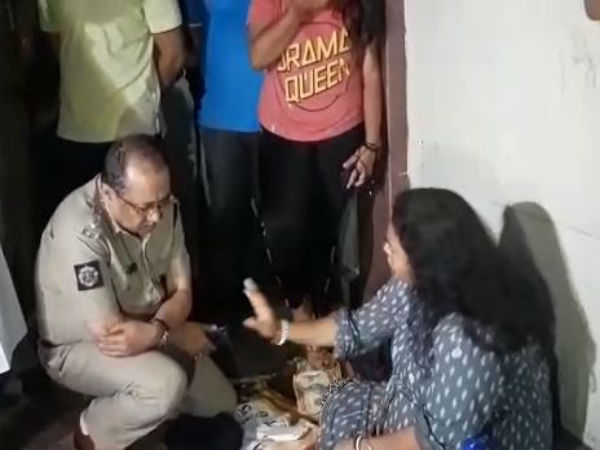 আবাসনের সামনে ধর্না, গ্রেফতার রত্না আবাসনের সামনে ধর্না, গ্রেফতার রত্না