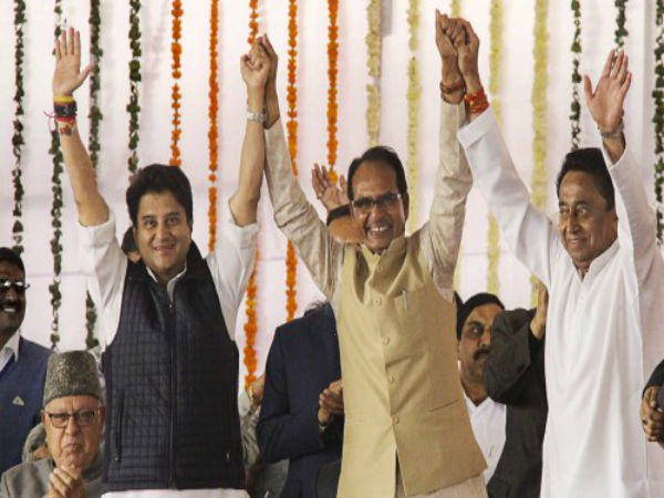 কমলনাথের শপথে বিরল ছবি! দলমত নির্বিশেষে মামা-র প্রশংসা