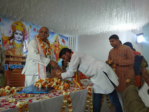 শুধু হিন্দু পরিবারের সঙ্গেই শুধু হিন্দু পরিবারের সঙ্গেই