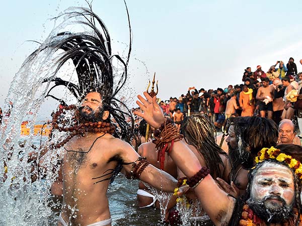 জড়ো হয়েছেন সাধুরা জড়ো হয়েছেন সাধুরা