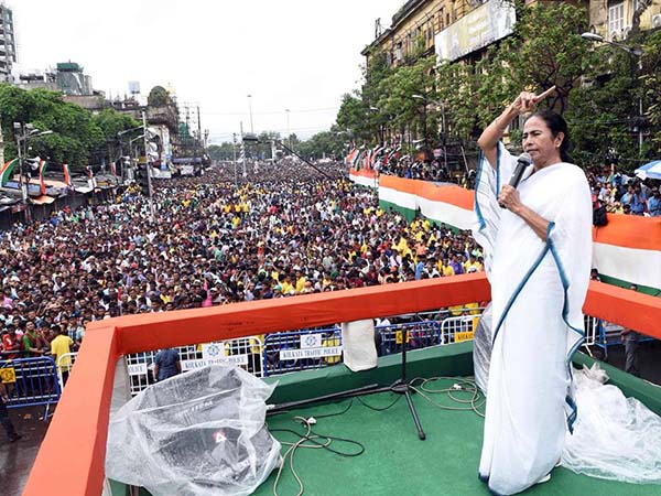 সবাই এক হয়েছি দেশের স্বার্থে সবাই এক হয়েছি দেশের স্বার্থে