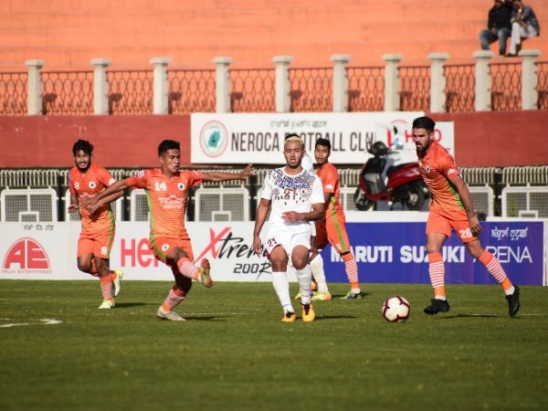 মাঝমাঠের দখলএদিন কিন্তু মাঝমাঠ পুরোপুরি নিয়ন্ত্রণ করেন নেরোকার আরিয়ান উইলিয়ামস ও সরণ সিং। বাগানের মাঝমাঠের দুই খেলোয়াড় কিনোয়াকি ও কালদেইরার তরফ থেকে বিশেষ প্রতিরোধই আসেনি। নেরোকার মাঝমাঠের সঙ্গে সমানে সমানে লড়ার মতো জায়গাতেই তাঁরা আসতে পারেননি। ফলে অন্তত প্রথমার্ধে মনের সুখে নিজেদের মধ্যে পাস খেলে গিয়েছেন আরিয়ান ও সরণ। 