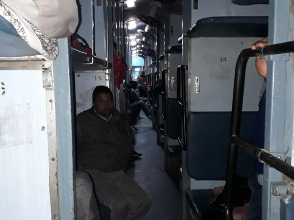 নীতীশের গড়ে ট্রেনে হামলা ডাকাতদলের! লুট কয়েক লক্ষ টাকা নীতীশের গড়ে ট্রেনে হামলা ডাকাতদলের! লুট কয়েক লক্ষ টাকা