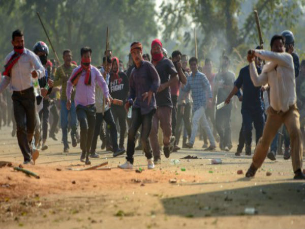 বিক্ষোভকারীদের হামলা