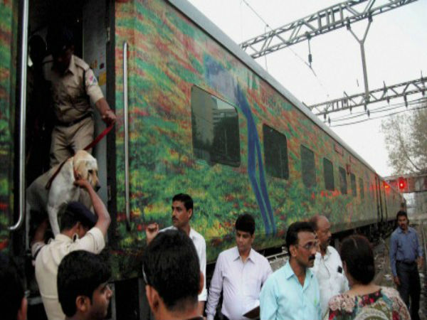 দুরন্ত এক্সপ্রেসে দুঃসাহসিক ডাকাতি, নিরাপত্তা নিয়ে প্রশ্ন দুরন্ত এক্সপ্রেসে দুঃসাহসিক ডাকাতি, নিরাপত্তা নিয়ে প্রশ্ন