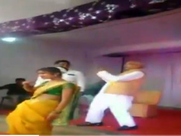 লড়কি আঁখ মারে.. কিশোরীদের সঙ্গে উদ্দাম নাচ নেতার! শরদ পাওয়ারের দলের নেতার কাণ্ড ভিডিওবন্দি লড়কি আঁখ মারে.. কিশোরীদের সঙ্গে উদ্দাম নাচ নেতার! শরদ পাওয়ারের দলের নেতার কাণ্ড ভিডিওবন্দি