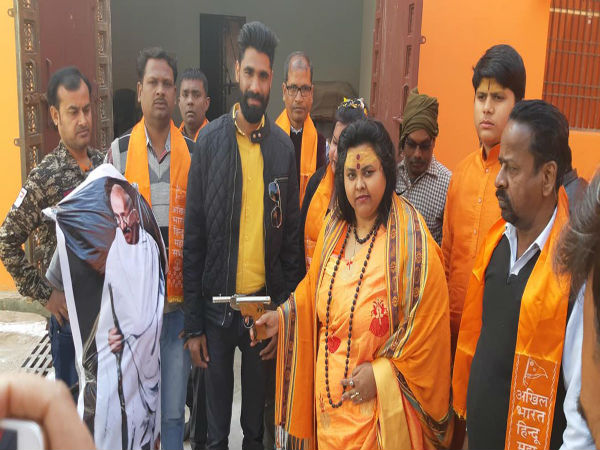 মহাত্মার প্রতিকৃতিতে গুলি মহাত্মার প্রতিকৃতিতে গুলি