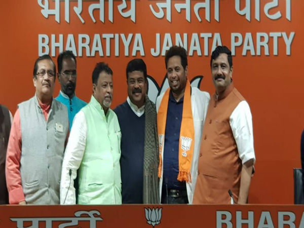 ভালো খবরের বউনি শুরু! শাসকদলে ভাঙন নিয়ে ইঙ্গিত দিলীপ ঘোষের, দেখুন ভিডিও ভালো খবরের বউনি শুরু! শাসকদলে ভাঙন নিয়ে ইঙ্গিত দিলীপ ঘোষের, দেখুন ভিডিও