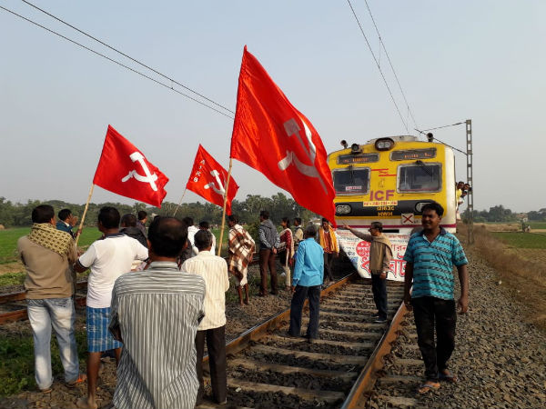রেল অবরোধ