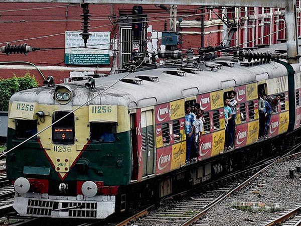 সিগন্যালে সমস্যা! শিয়ালদহ উত্তরশাখায় ট্রেন চলাচলে বিঘ্ন সিগন্যালে সমস্যা! শিয়ালদহ উত্তরশাখায় ট্রেন চলাচলে বিঘ্ন