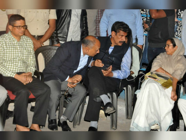 রাজীব নাকি ধরনা-মঞ্চে! রাজীব নাকি ধরনা-মঞ্চে!
