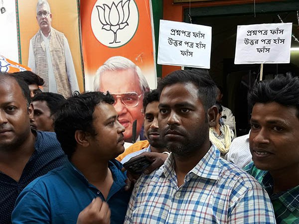 বিজেপির রাজ্য দফতরের সামনে স্লোগান বিজেপির রাজ্য দফতরের সামনে স্লোগান