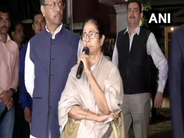 রাজীব কুমারের বাড়িতে মমতার সাংবাদিক সম্মেলন 
