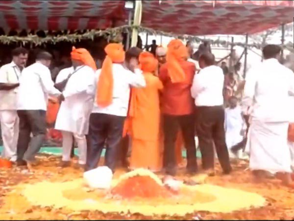 ধর্মীয় আচার পালনের সময় বিস্ফোরণ কর্ণাটকের মঠে! ভিডিও ঘিরে চাঞ্চল্য ধর্মীয় আচার পালনের সময় বিস্ফোরণ কর্ণাটকের মঠে! ভিডিও ঘিরে চাঞ্চল্য