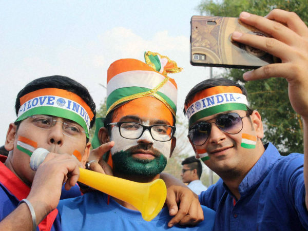 পাক ম্য়াচ দেখতে গিয়ে বাধার মুখে ভারতীয়রা পাক ম্য়াচ দেখতে গিয়ে বাধার মুখে ভারতীয়রা