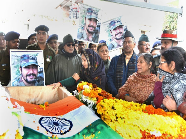 ভালোবাসার চুম্বনেই শহিদ স্বামীকে শেষ বিদায় জানালেন নিকিতা, দেশকে দিলেন অসামান্য বার্তা