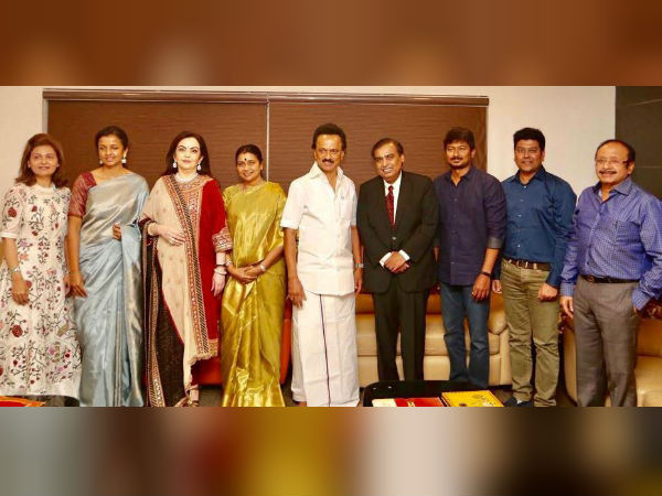 ছেলের বিয়ের নিমন্ত্রণের কার্ড নিয়ে এখন দেশ চষে বেড়াচ্ছেন মুকেশ ও নীতা, সামনে এল ছবি 