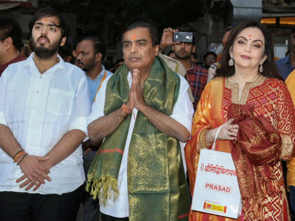 ছেলের বিয়ের নিমন্ত্রণের কার্ড নিয়ে এখন দেশ চষে বেড়াচ্ছেন মুকেশ ও নীতা, সামনে এল ছবি 