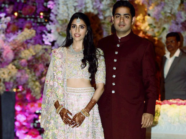 ছেলের বিয়ের নিমন্ত্রণের কার্ড নিয়ে এখন দেশ চষে বেড়াচ্ছেন মুকেশ ও নীতা, সামনে এল ছবি 