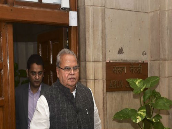 ভয় পাওয়াতে গুজব! কেন্দ্রের নির্দেশে রাজ্যে ১০ হাজার জওয়ান, জানালেন রাজ্যপাল ভয় পাওয়াতে গুজব! কেন্দ্রের নির্দেশে রাজ্যে ১০ হাজার জওয়ান, জানালেন রাজ্যপাল