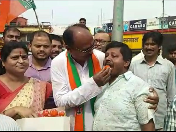 অনুব্রতর নকুলদানার পাল্টা রামপ্রসাদের লাড্ডু! বোলপুরে জোরকদমে চলছে প্রচার অনুব্রতর নকুলদানার পাল্টা রামপ্রসাদের লাড্ডু! বোলপুরে জোরকদমে চলছে প্রচার