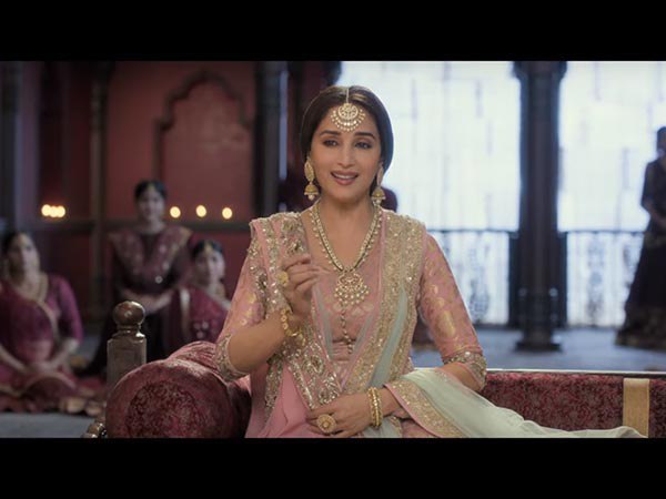 মাধুরী-আলিয়ার এই নাচের ছন্দ দেবদাসকে কি মনে পড়াচ্ছে! কলঙ্কের ভিডিও কী বলছে 
