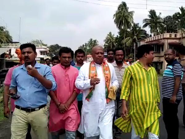 ৩২ বছর কাটিয়েছেন বিদেশে