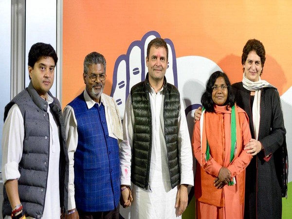 যোগী রাজ্যে জোর ধাক্কা! মোদীর সাংসদ যোগ দিলেন রাহুলের দলে 
