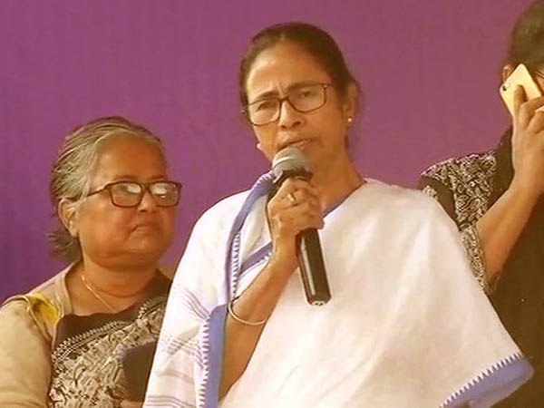 অনশন মঞ্চে হঠাৎ হাজির মমতা, মুখ্যমন্ত্রীর পা ধরে আর্তি এসএসসি চাকরি প্রার্থীদের অনশন মঞ্চে হঠাৎ হাজির মমতা, মুখ্যমন্ত্রীর পা ধরে আর্তি এসএসসি চাকরি প্রার্থীদের