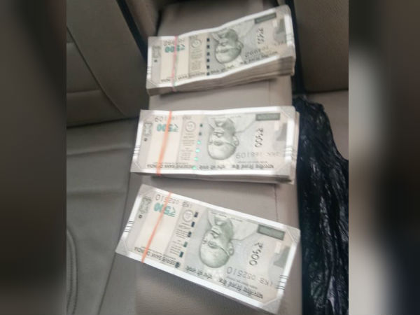 গাড়িতে নাকা তল্লাশির সময় বেরিয়ে এল শুধু ৫০০ টাকার নোট