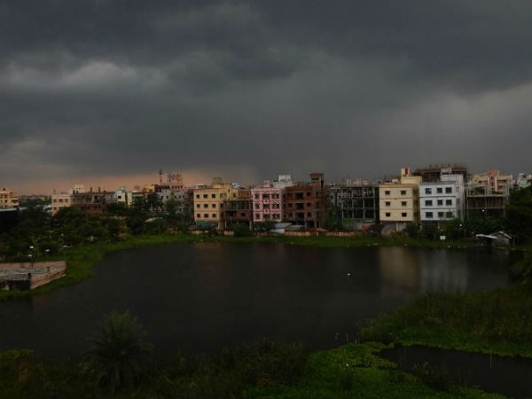 চৈত্রের শুরুতেই কালবৈশাখীর দাপট, কলকাতায় দোসর শিলাবৃষ্টিও চৈত্রের শুরুতেই কালবৈশাখীর দাপট, কলকাতায় দোসর শিলাবৃষ্টিও