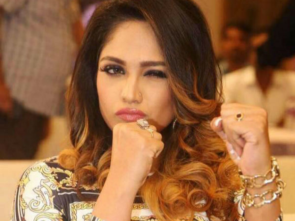 আরও একটা প্রশ্ন রয়েছে.. আপনি 'ভূতের ভবিষ্যৎ' এ অভিনয় করেছেন, সেই অনীক দত্তরই পরিচালিত ছবি 'ভবিষ্যতের ভূত ' নিয়ে সাম্প্রতিক একটা বিতর্ক শুরু হয়। এর আগে 'পদ্মাবত' নিয়েও বিতর্ক হয়েছে .. কী বলবেন? আরও একটা প্রশ্ন রয়েছে.. আপনি 'ভূতের ভবিষ্যৎ' এ অভিনয় করেছেন, সেই অনীক দত্তরই পরিচালিত ছবি 'ভবিষ্যতের ভূত ' নিয়ে সাম্প্রতিক একটা বিতর্ক শুরু হয়। এর আগে 'পদ্মাবত' নিয়েও বিতর্ক হয়েছে .. কী বলবেন?