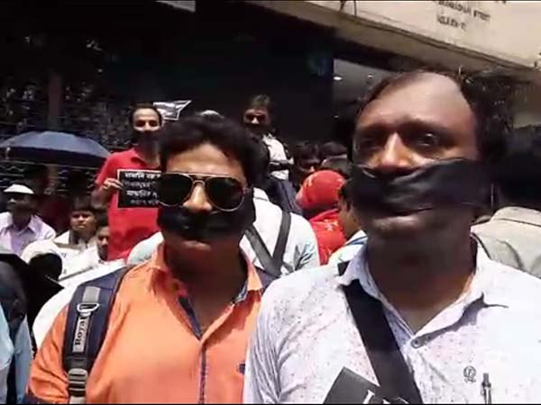 শিক্ষিক-শিক্ষিকাদের রাস্তায় ফেলে প্রহার, লোকসভা ভোটের আগে অমানবিক ছবি কলকাতায়
