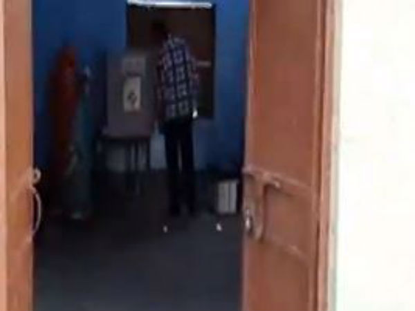 বুথে কেন্দ্রীয় বাহিনীর সামনেই ছাপ্পা! সরানো হল প্রিসাইডিং অফিসারকে বুথে কেন্দ্রীয় বাহিনীর সামনেই ছাপ্পা! সরানো হল প্রিসাইডিং অফিসারকে