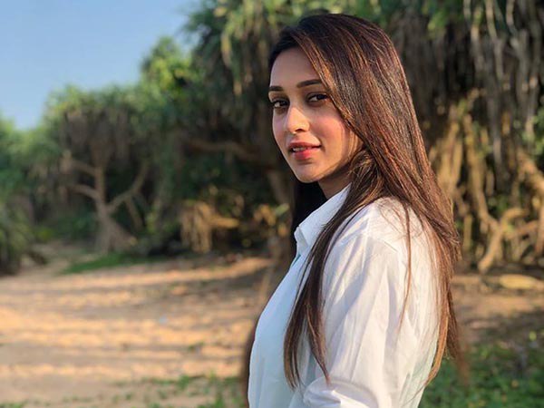 যাদবপুর কেন্দ্রের একটা উজ্জ্বল রাজনৈতিক ইতিহাস রয়েছে। সেই জায়গায় আজ আপনি সেখানের প্রার্থী। কী মনে হচ্ছে... অনুভূতিটা কেমন? যাদবপুর কেন্দ্রের একটা উজ্জ্বল রাজনৈতিক ইতিহাস রয়েছে। সেই জায়গায় আজ আপনি সেখানের প্রার্থী। কী মনে হচ্ছে... অনুভূতিটা কেমন?