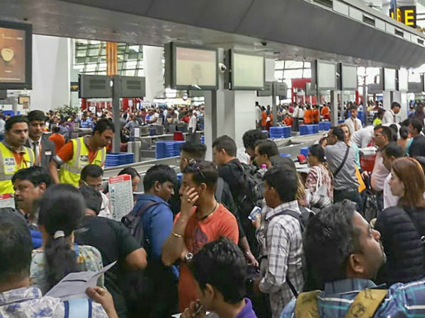 কুয়াশার দাপটে বিমান চলাচল ব্যাহত কুয়াশার দাপটে বিমান চলাচল ব্যাহত