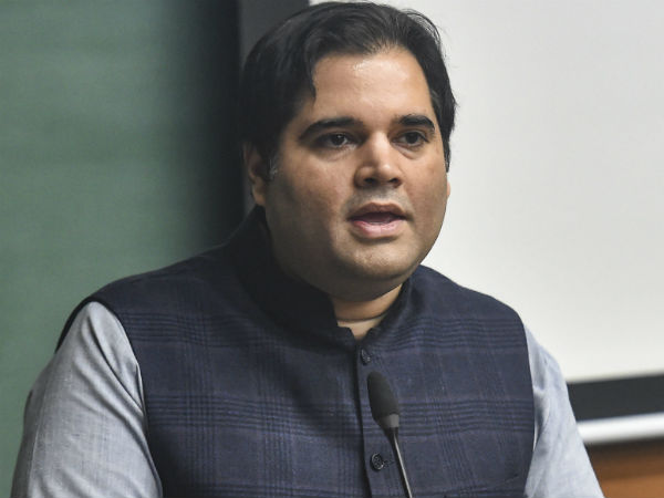 মোদীর স্তূতিতে বরুণ মোদীর স্তূতিতে বরুণ