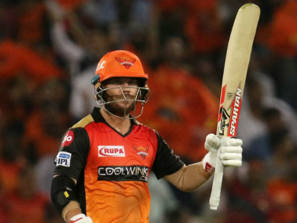 একই দলের বিরুদ্ধে ১০টি অর্ধ-শতরান