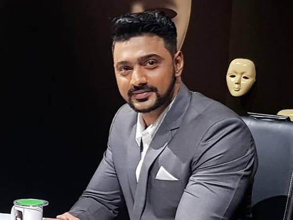 হাসছেন দেব