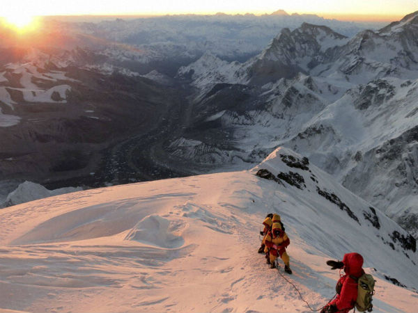 এভারেস্টে ট্রাফিক জ্যাম! অবিশ্বাস্য মনে হলেও সত্যি এভারেস্টে ট্রাফিক জ্যাম! অবিশ্বাস্য মনে হলেও সত্যি