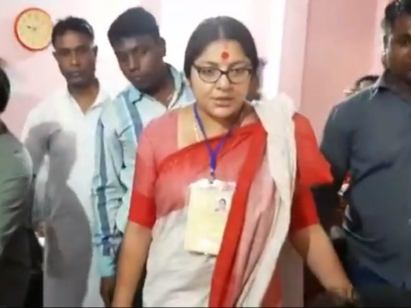 একদম চোপ! হুগলিতে ছাপ্পা পাকড়াও করে ফুঁসে উঠলেন লকেট একদম চোপ! হুগলিতে ছাপ্পা পাকড়াও করে ফুঁসে উঠলেন লকেট