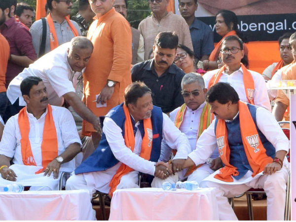 মমতাকে কুর্সি থেকে হটানোর লড়াই মমতাকে কুর্সি থেকে হটানোর লড়াই