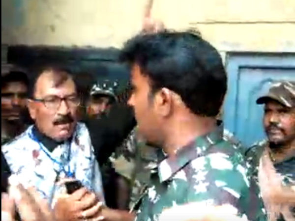 কেন্দ্রীয় বাহিনী বাহিনীর ঠেলায় বুথের বাইরে প্রার্থী! তৃণমূল সমর্থকরা তুললেন স্লোগান কেন্দ্রীয় বাহিনী বাহিনীর ঠেলায় বুথের বাইরে প্রার্থী! তৃণমূল সমর্থকরা তুললেন স্লোগান